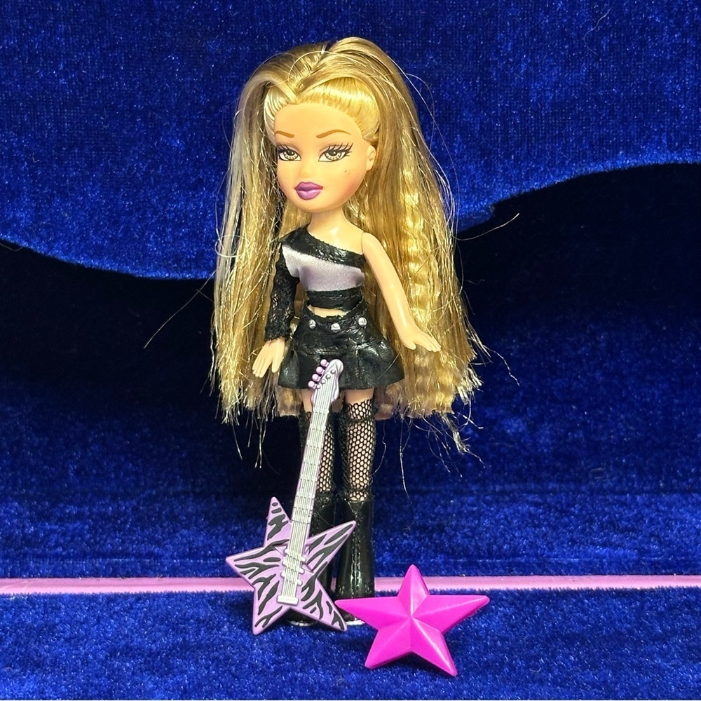 Lil Bratz ROCK STARZ AILANI Doll Top Skirt Net Socks Shoes Guitar Brush Vintage